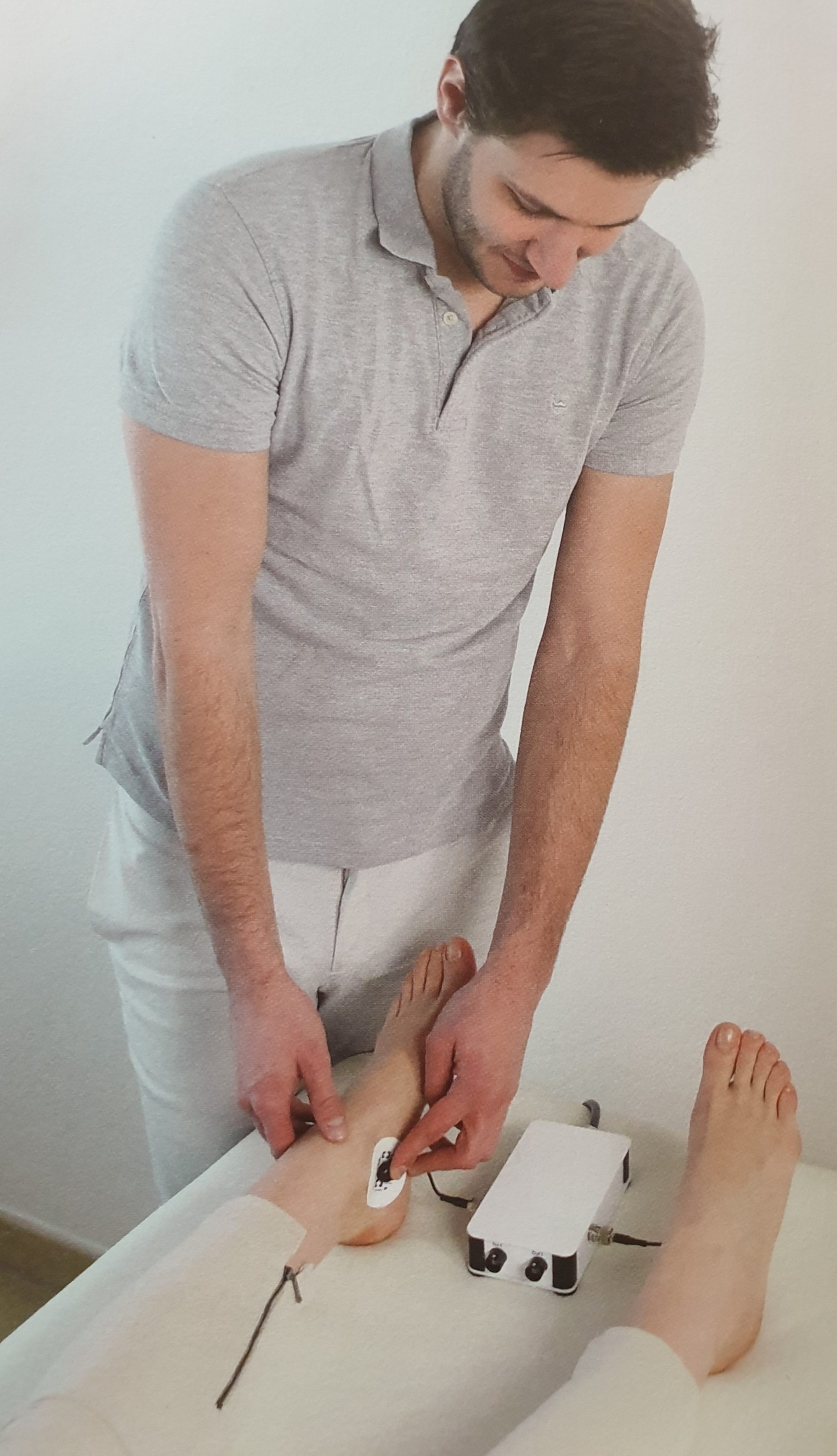 Anbringen der Elektroden an den Fußgelenken zur Körpermessung